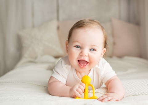 GILIGUMS GG 31322 Gryzak uspokajający Małpka żółty