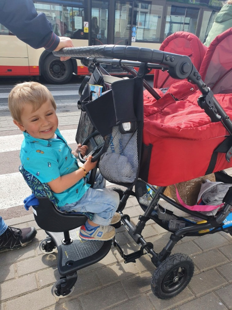 X RIDER PLUS Dostawka z siedziskiem mocowana do wózka, max 25 kg + poduszka / wkładka Czarno-Złota