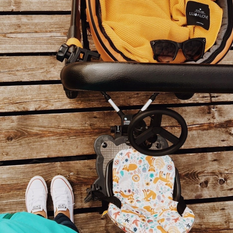 COZY 4 RIDER Dostawka z siedziskiem mocowana do wózka, max 25 kg + poduszka / wkładka Trójkąty