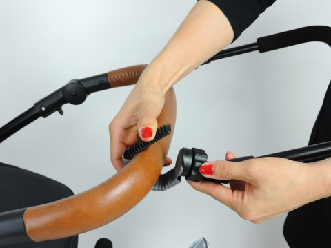 Przedłużka do rączki wózka to rozwiązanie, które dodatkowo podnosi komfort spacerów z dostawką