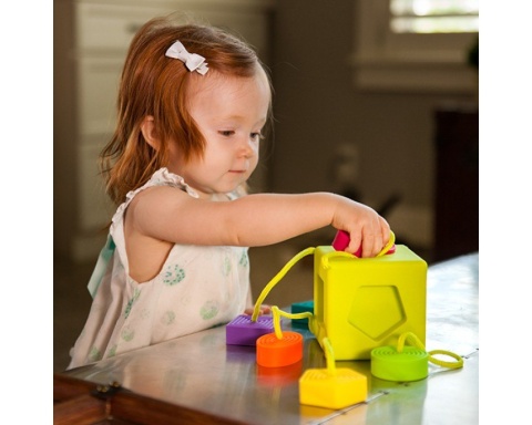 Sorter kostka sensoryczna Oombee Cube dopasuj kształty 6 miesięcy + Fat Brain Toy Qelements