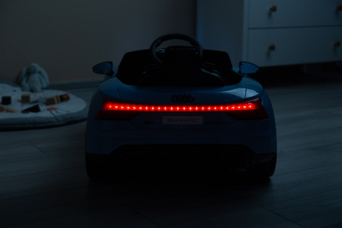 POJAZD NA AKUMULATOR AUDI RS ETRON GT TOYZ - BLUE
