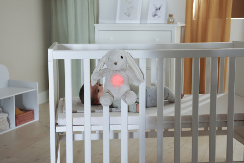 Cloud b® Love Light Buddies Billy Bunny™ - Szumiący Królik z czujnikiem ruchu i pozytywką