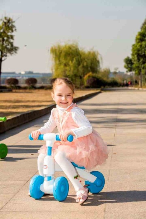 Jeździk Rowerek biegowy chodzik SUN BABY - Little Tikes niebieski