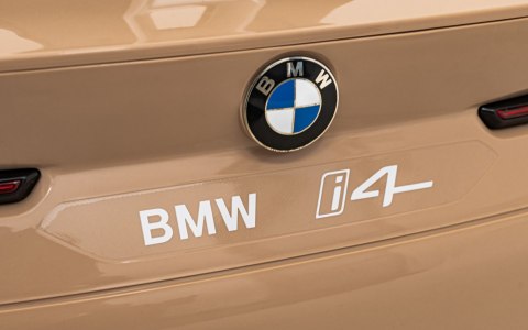 Autko BMW i4 na akumulator dla dzieci Złoty