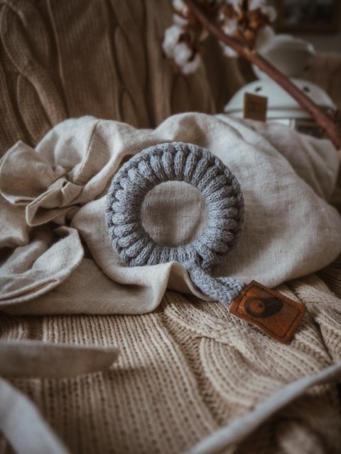 Hi Little One - gryzak sznurkowy Ring Teether wood and cotton Grey