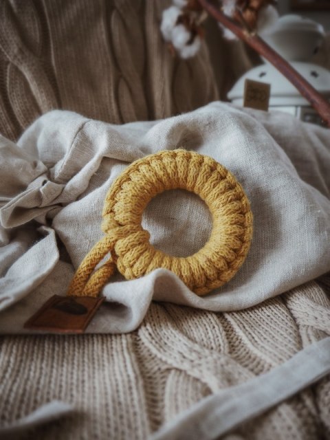 Hi Little One - gryzak sznurkowy Ring Teether wood and cotton Mustard