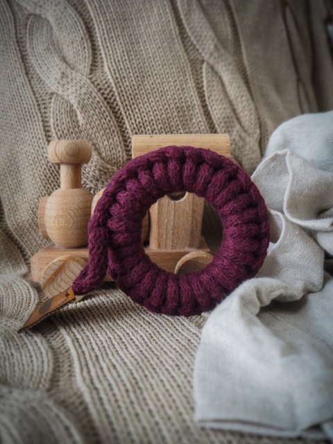 Hi Little One - gryzak sznurkowy Ring Teether wood and cotton Wine