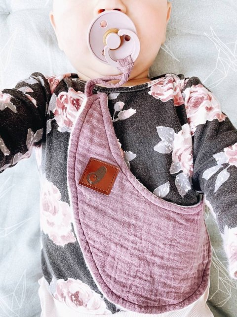 Hi Little One przytulanka doudou z zapachem mamy z zawieszką BIO bawełna MOON Lavender