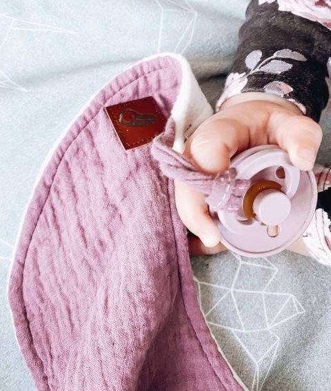 Hi Little One przytulanka doudou z zapachem mamy z zawieszką BIO bawełna MOON Lavender