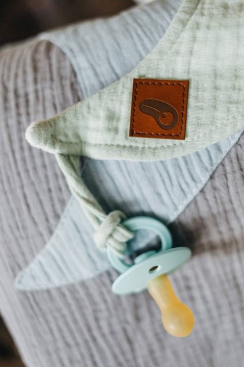 Hi Little One przytulanka doudou z zapachem mamy z zawieszką na smoczek BIO bawełna MOON Mint