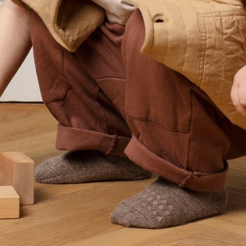 GoBabyGo antypoślizgowe skarpetki do nauki chodzenia ALPACA Walnut 12 m+