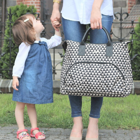 ENJOY JOISSY to pojemna torba dla mamy w miejskim stylu - black triangles