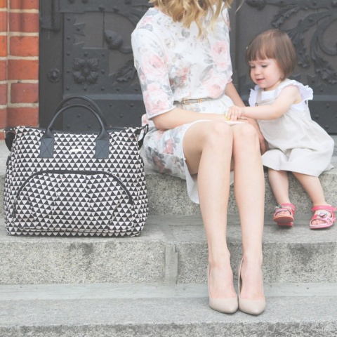 ENJOY JOISSY to pojemna torba dla mamy w miejskim stylu - black triangles