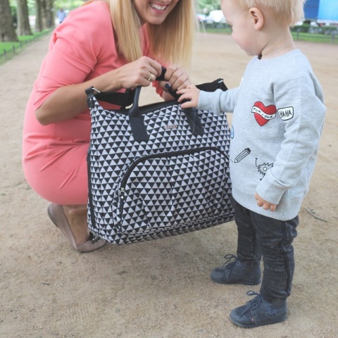 ENJOY JOISSY to pojemna torba dla mamy w miejskim stylu - black triangles