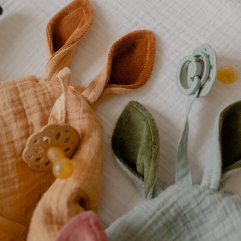 BIBS CUDDLE CLOTH KANGAROO DESERT SAND Pieluszka przytulanka z zawieszką na smoczek