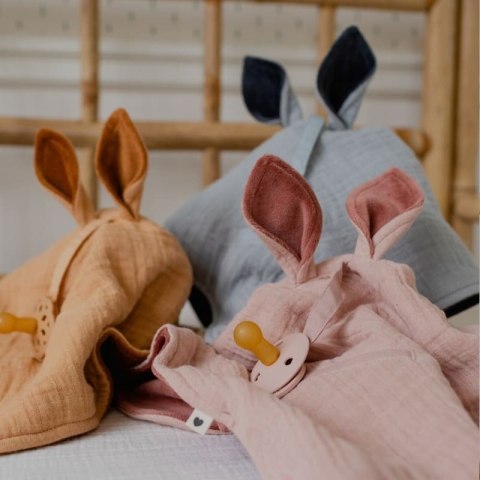 BIBS CUDDLE CLOTH KANGAROO DESERT SAND Pieluszka przytulanka z zawieszką na smoczek