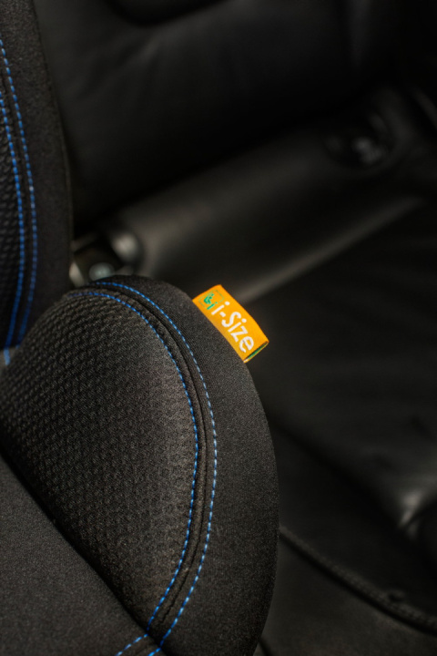 MOKITA i-Size Air Chicco 76-150cm fotelik samochodowy 9-36kg - BLACK AIR