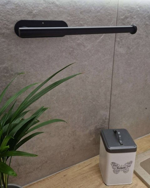 Uchwyt wieszak na papier ręcznik papierowy kuchenny taśma dwustronna mat loft czarny