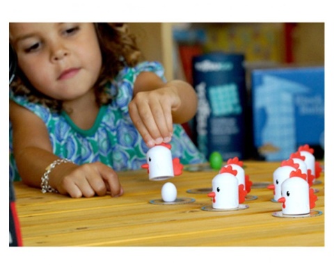 Gra Kurnik, Peek-A-Doodle Doo Fat Brain Toys