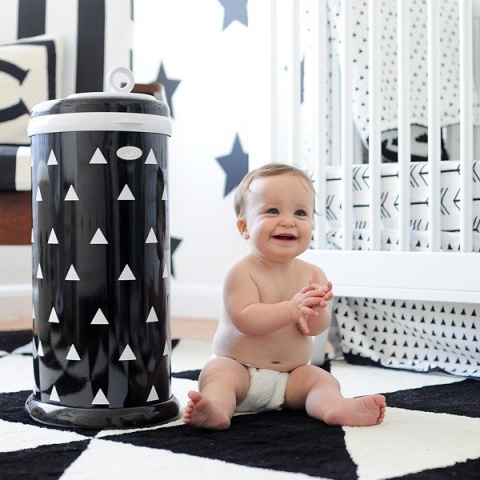 Ubbi, metalowy kosz na pieluchy, czarny w trójkąty