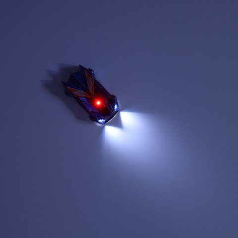 Samochód zdalnie sterowany na pilot laser jeździ po ścianie suficie niebieski