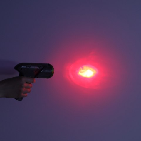 Samochód zdalnie sterowany na pilot laser jeździ po ścianie suficie szary