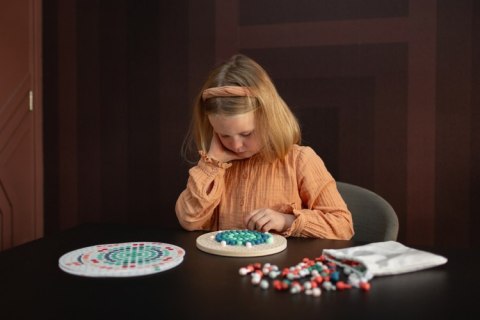 BS Toys, Układanka mozaika z drewnianymi pinezkami grzybkami