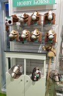 Holly Hobby Horse koń na pasku z ogonem brown
