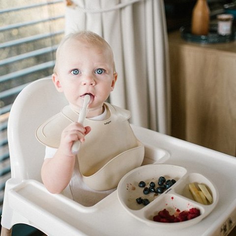 B.O.1639/04 Silikonowy śliniak z regulowanym zapięciem