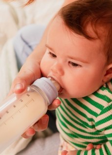 BIBS BUTELKA SZKLANA ze smoczkiem antykolkowym z kauczuku naturalnego poj 240 ml BABY BLUE