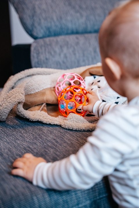 OBALL 11483-12DP Piłka z grzechotką 10 cm różowa 0+