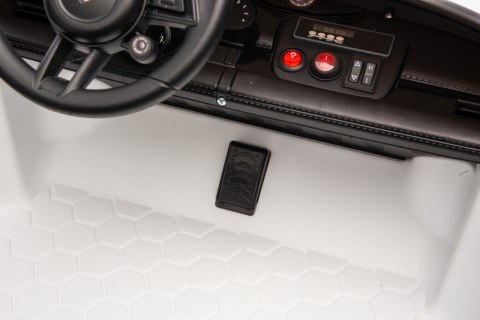 Pojazd Porsche Taycan Turbo S Biały