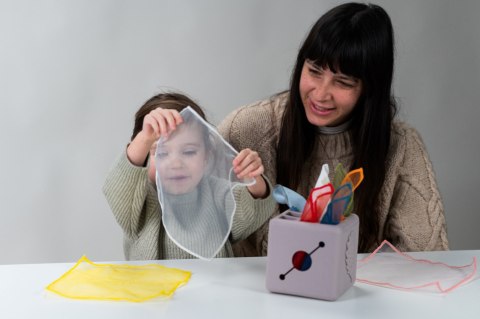 Taf Toys Pojemnik z Wyskakującymi Chusteczkami - Interaktywna Zabawka Sensoryczna