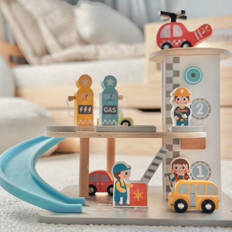 WOOPIE GREEN Drewniany Parking Piętrowy 2w1 Stacja Benzynowa z Autkami i Figurkami 12 el. FSC