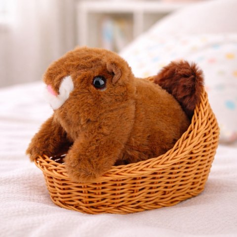 Pluszowa Interaktywna Wiewiórka W Koszyku Chodzi Wydaje Dźwięki Brązowa