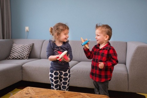 Buiten Speel, Duży drewniany niebieski samolot