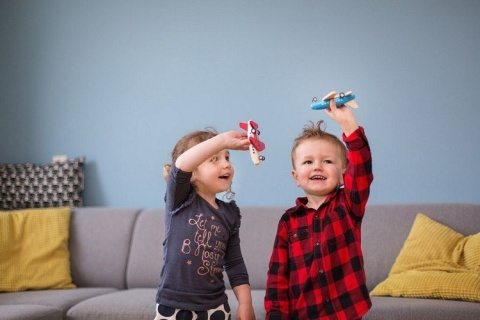 Buiten Speel, Duży drewniany niebieski samolot