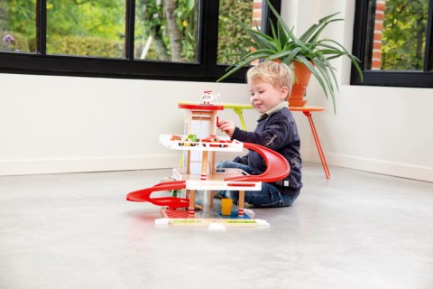 Garaż Drewniany z Windą i Zjeżdzalnią Scratch