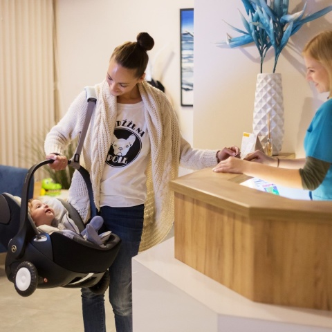 Rollersy - Adaptery z kółkami do fotelików samochodowych Maxi Cosi, Cybex, BeSafe, X-Lander, Joie, Safety 1st, Nuna - Frost Mint