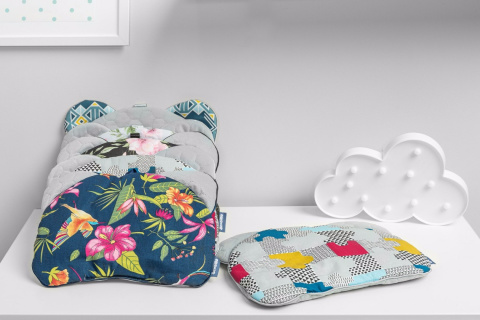 Sensillo poduszka Miś - SZARY KWIATY