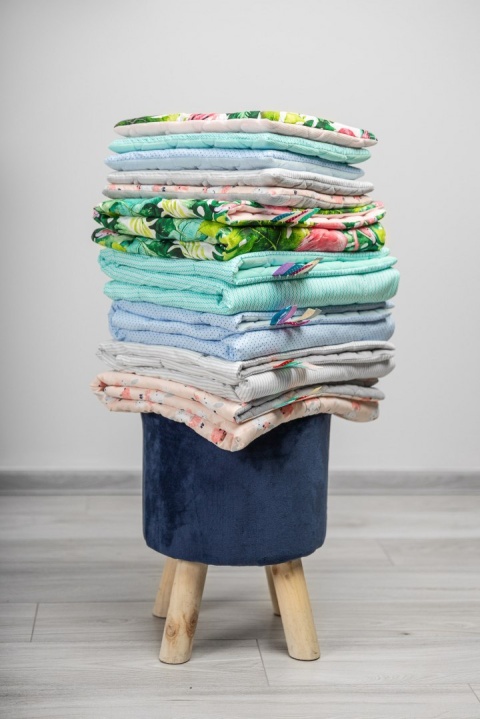 Sensillo Komplet do wózka Velvet - poduszka Miś + kocyk CZARNY KWIATY