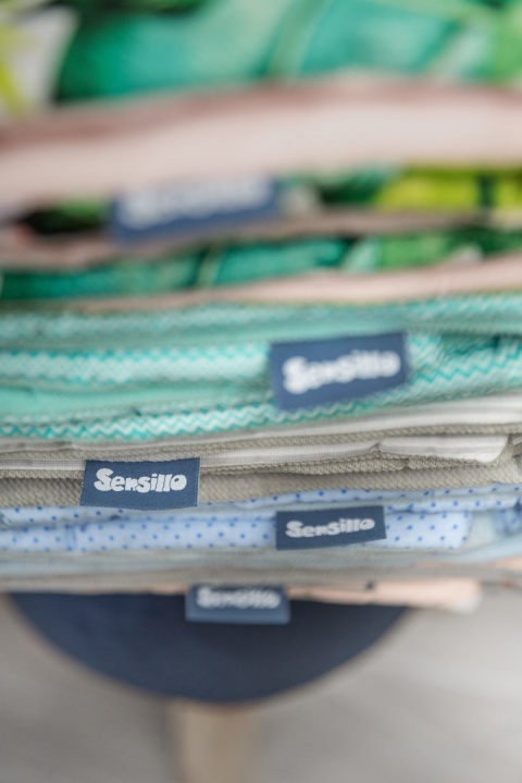 Sensillo Komplet do wózka Velvet - poduszka Miś + kocyk CZARNY KWIATY