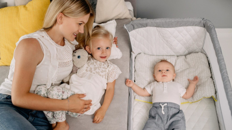 THEO Łóżeczko dostawne Lionelo, moskitiera, organizer, torba, co-sleeping - Magnolia