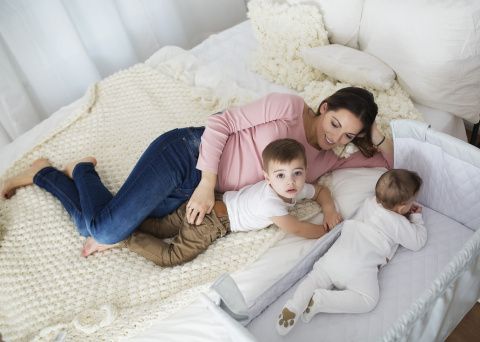 THEO Łóżeczko dostawne Lionelo, moskitiera, organizer, torba, co-sleeping - Magnolia