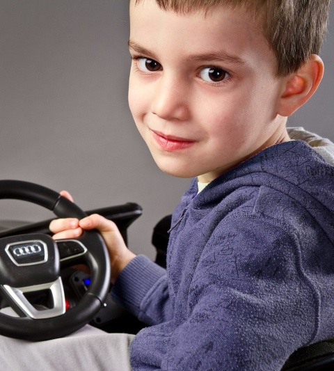 AUDI Q7 Toyz pojazd na aklumulator 12V 2x35W - black