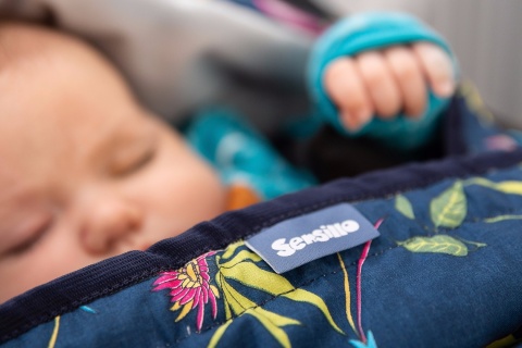 Sensillo Otulacz do fotelika Velvet - GRANATOWY KOLIBER