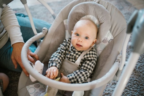 MILI Kidwell Huśtawka leżaczek 0-9 kg - KRÓLICZKI