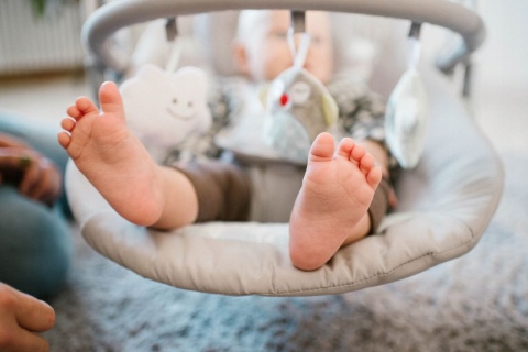 MILI Kidwell Huśtawka leżaczek 0-9 kg - KRÓLICZKI