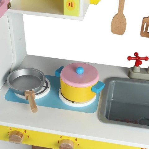 Ogromna drewniana kuchnia z akcesoriami